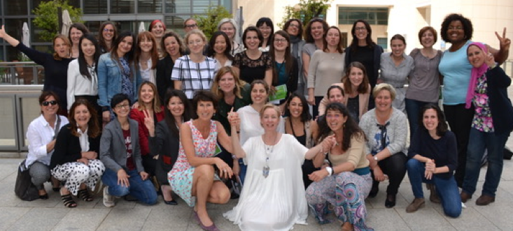 un grand groupe de femmes