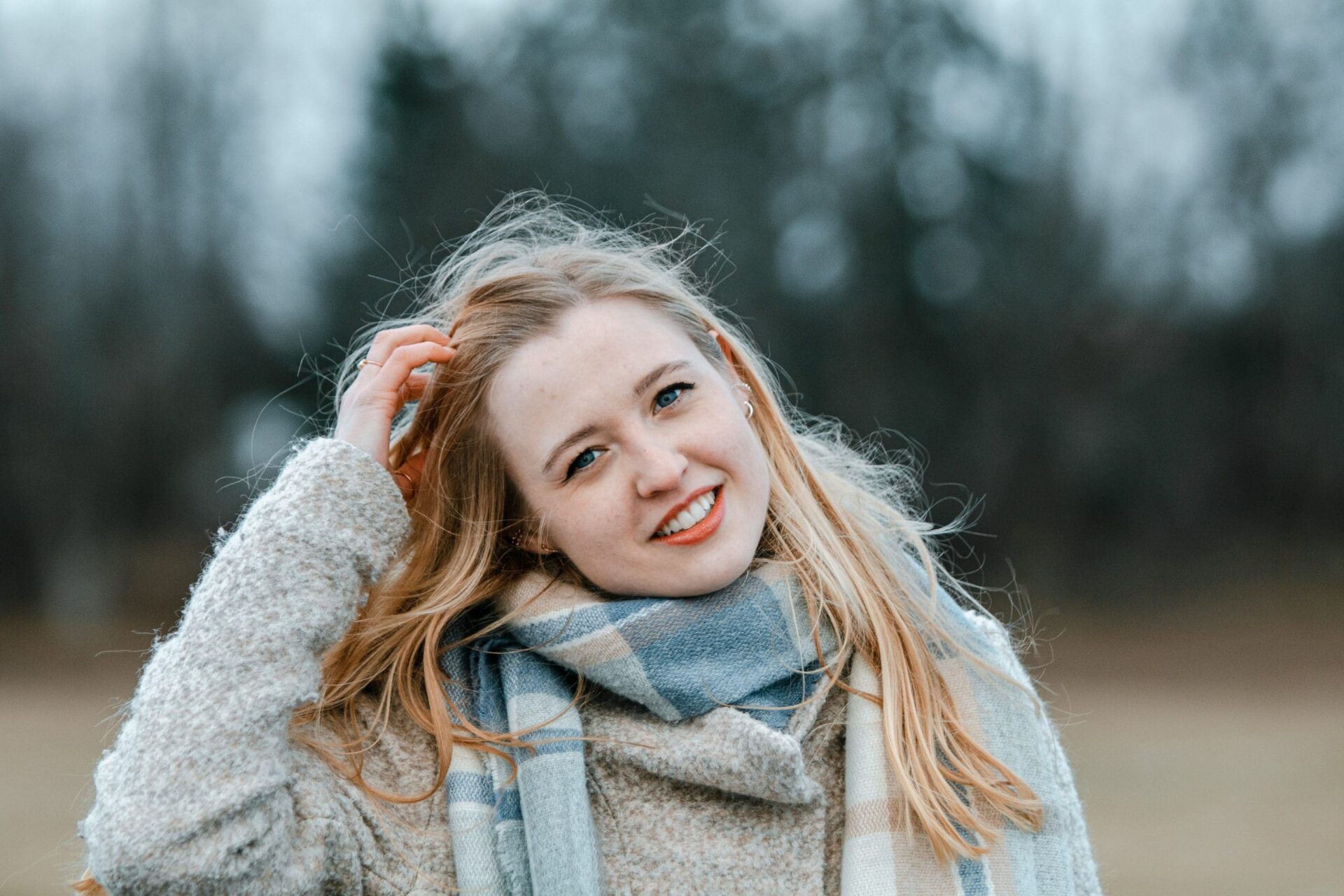 Une femme souriante en pleine nature, symbole de bien-être et d'harmonie après une thérapie psychocorporelle.