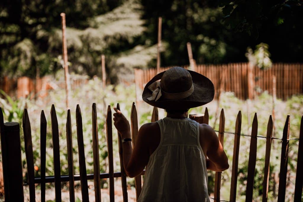 une femme devant un potager Fabienne Vaillant