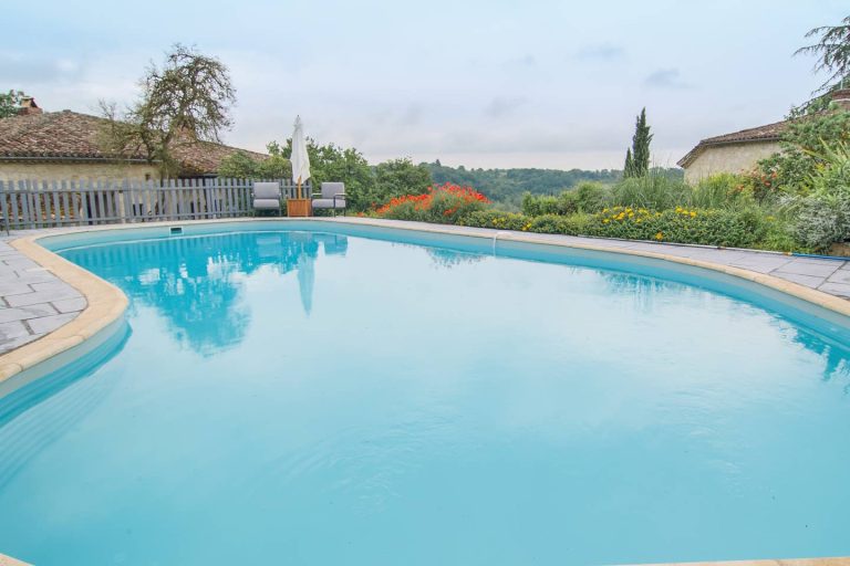 piscine en haut d'une colline à la bergerie étoilée